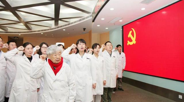 纪录片《共和国医者——李桓英》：百岁“战麻斗士”的传奇人生4