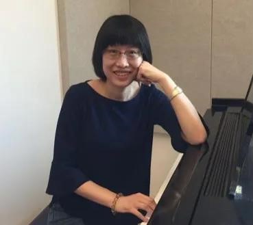 苗月，中央新影集团总编室宣发主管、制片主任