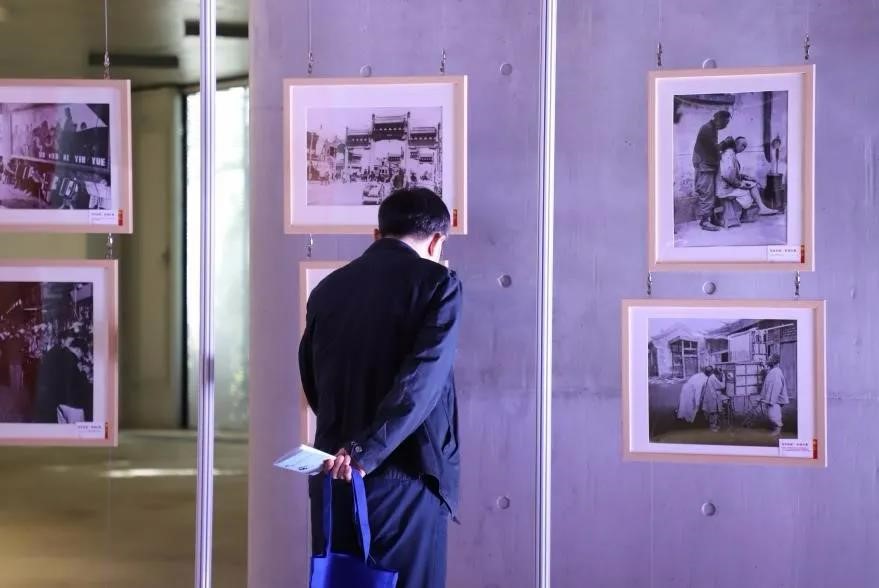 市民参观“百年京城”老照片展