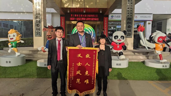 【正能量】副教授草原天路车祸遇险双胞胎弟兄合力救人2.bmp
